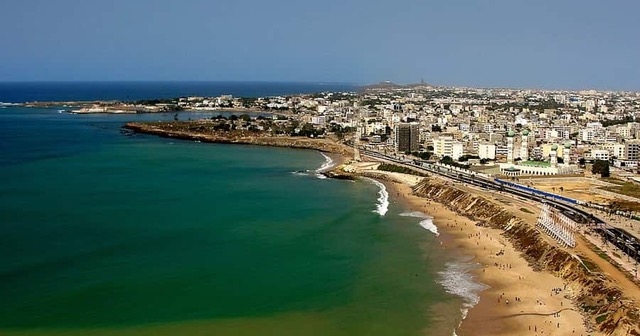 Vue aérienne du littoral de Dakar au Sénégal, avec l'océan turquoise, la plage et la ville